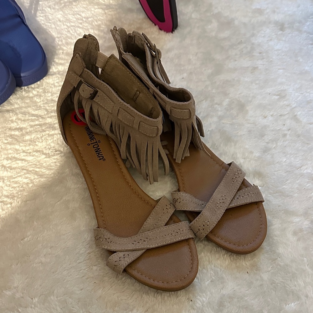 Minnetonka Women's Beige Fringe Sandals